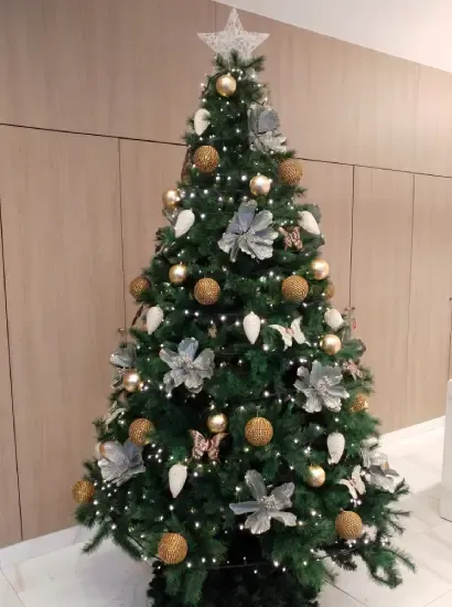Alquiler de árbol de Navidad vestíbulo empresa coworking