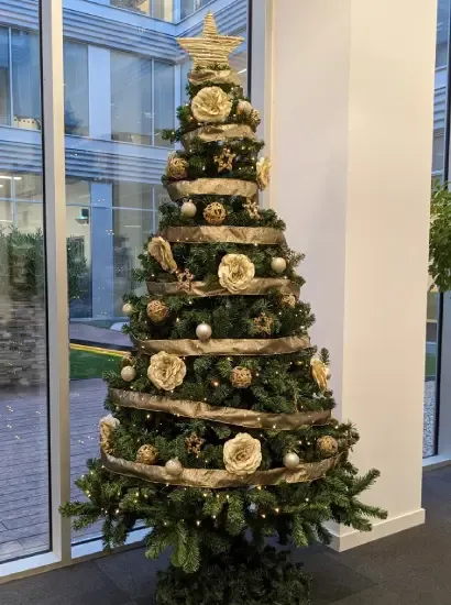 Alquiler de árbol de Navidad vestíbulo empresa logística