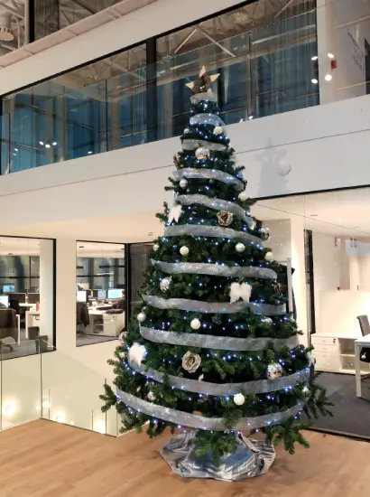 Árbol de Navidad vestíbulo empresa consultora