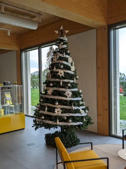 Árbol de Navidad vestíbulo empresa instrumentos